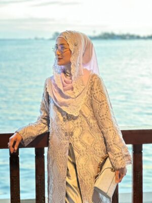 Desy Ratnasari Instagram - usia boleh menuju senja….namun harus tetap indah seperti mentari senja….
caelah…..🤭🤣🤣