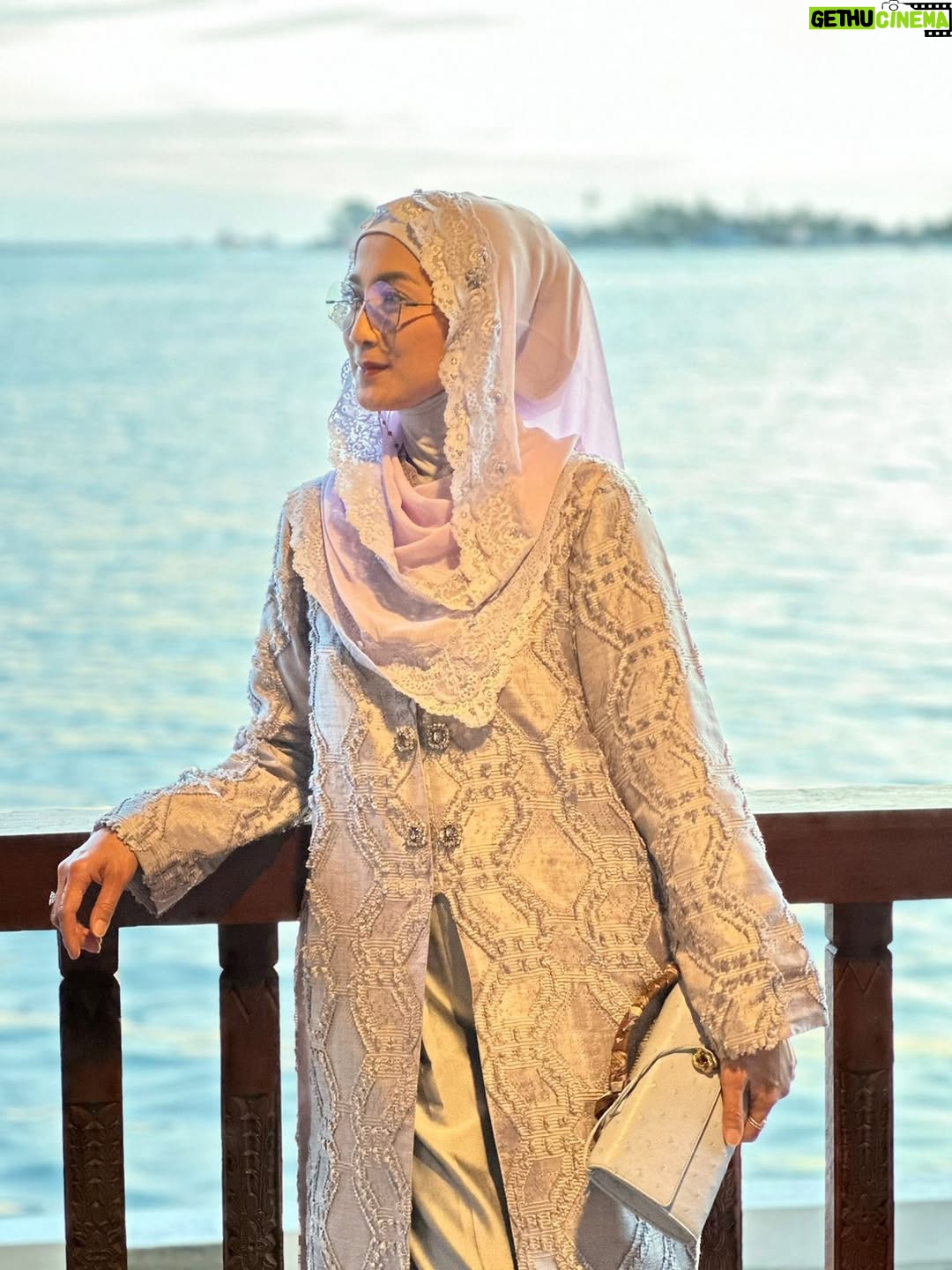 Desy Ratnasari - 9.9K Likes - usia boleh menuju senja….namun harus tetap indah seperti mentari senja….
caelah…..🤭🤣🤣