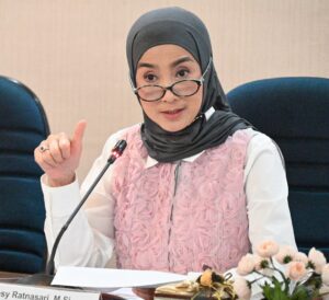 Desy Ratnasari Instagram - Gampang bener tebak umurnya dari cara pakai kacamatanya😎😁😜🤭