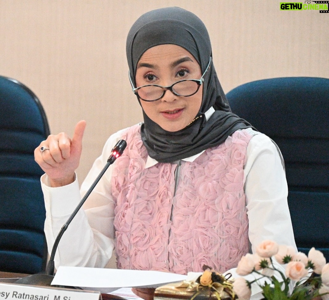 Desy Ratnasari - 17K Likes - Gampang bener tebak umurnya dari cara pakai kacamatanya😎😁😜🤭