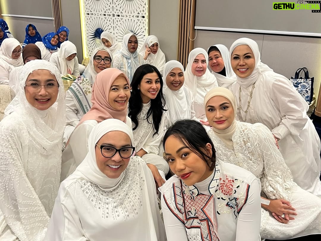 Desy Ratnasari - 9.7K Likes - Alhamdulillah bisa silaturahim di Rapat PH DPP PAN dan buka puasa bersama Ketum PAN @zul.hasan….💙