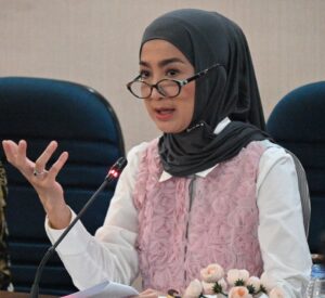Desy Ratnasari Instagram - Gampang bener tebak umurnya dari cara pakai kacamatanya😎😁😜🤭