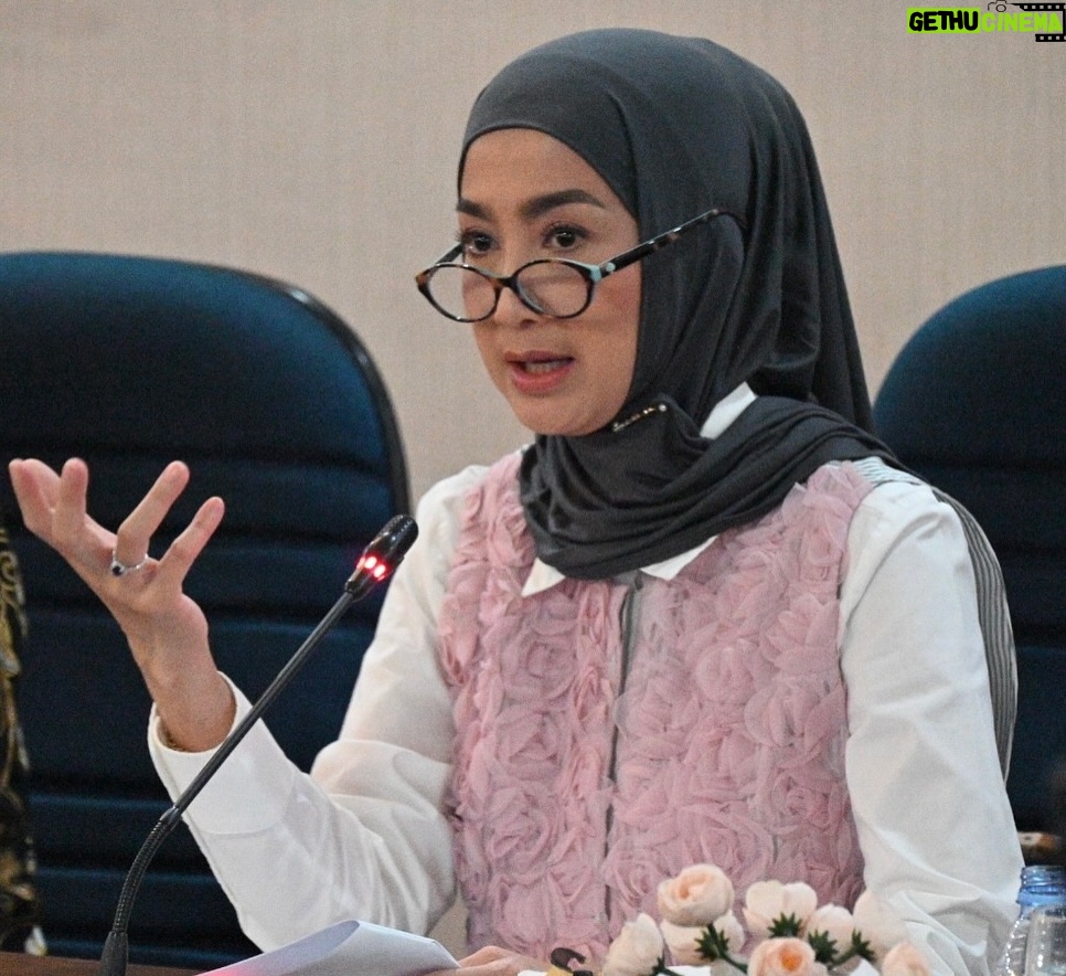 Desy Ratnasari - 17K Likes - Gampang bener tebak umurnya dari cara pakai kacamatanya😎😁😜🤭