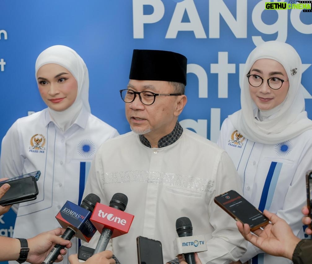 Desy Ratnasari - 3.9K Likes - hhhhmmm….caption u wajah sy spt itu apa ya yg paling cocok🙄😊🤭
