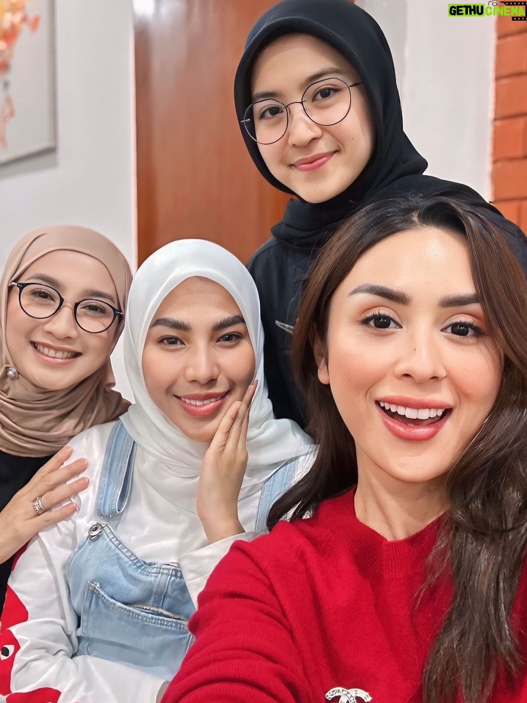 Desy Ratnasari - 4.7K Likes - silaturahim…..happy….Alhamdulillah….💙