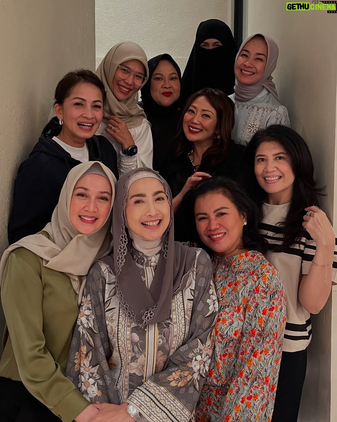 Desy Ratnasari - 16.8K Likes - Alhamdulillah….Maa syaa Allah….Akhirnya bs komplit silaturahim….jazaakummullah khair temans🫶🏻🤗😘