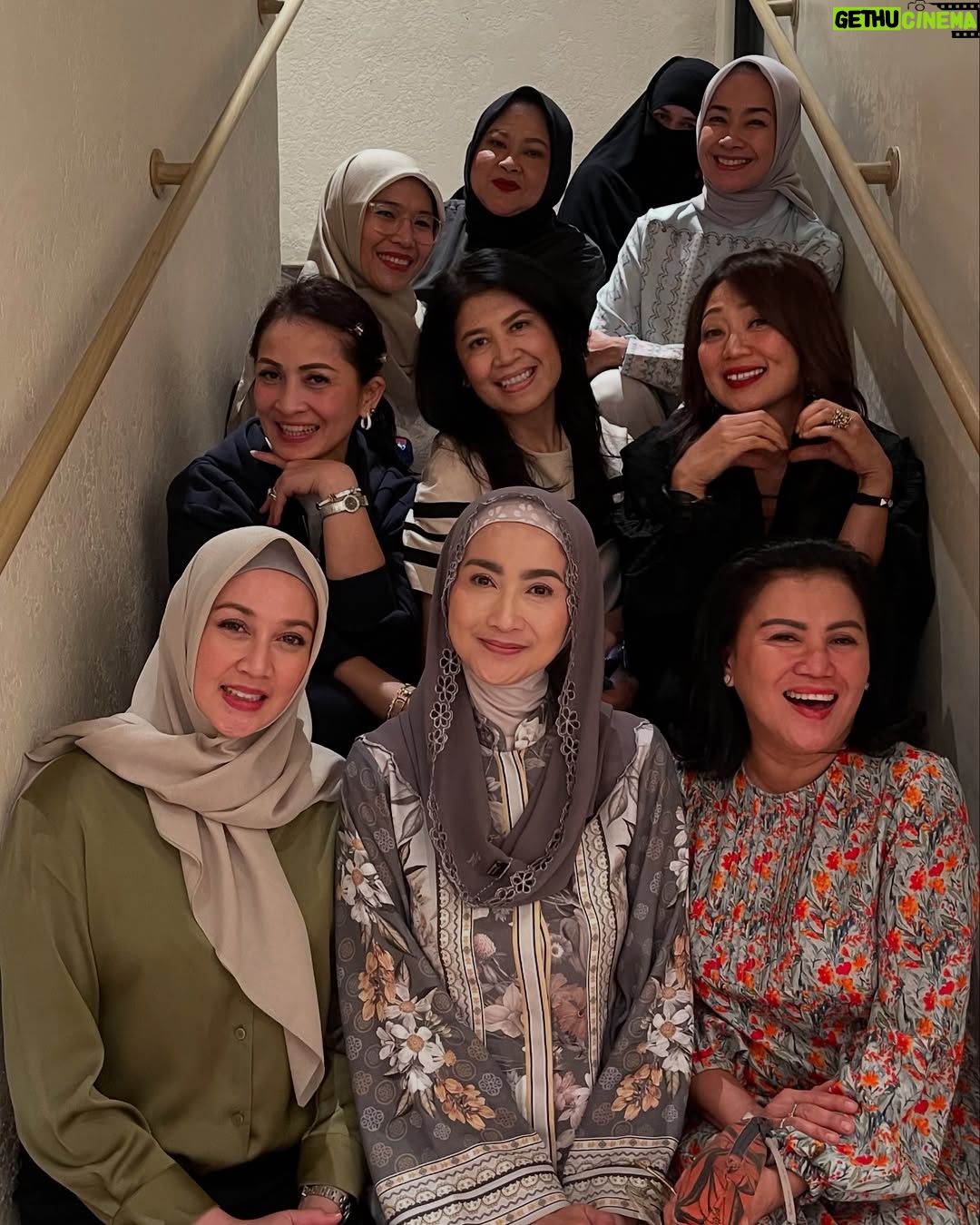 Desy Ratnasari - 16.8K Likes - Alhamdulillah….Maa syaa Allah….Akhirnya bs komplit silaturahim….jazaakummullah khair temans🫶🏻🤗😘