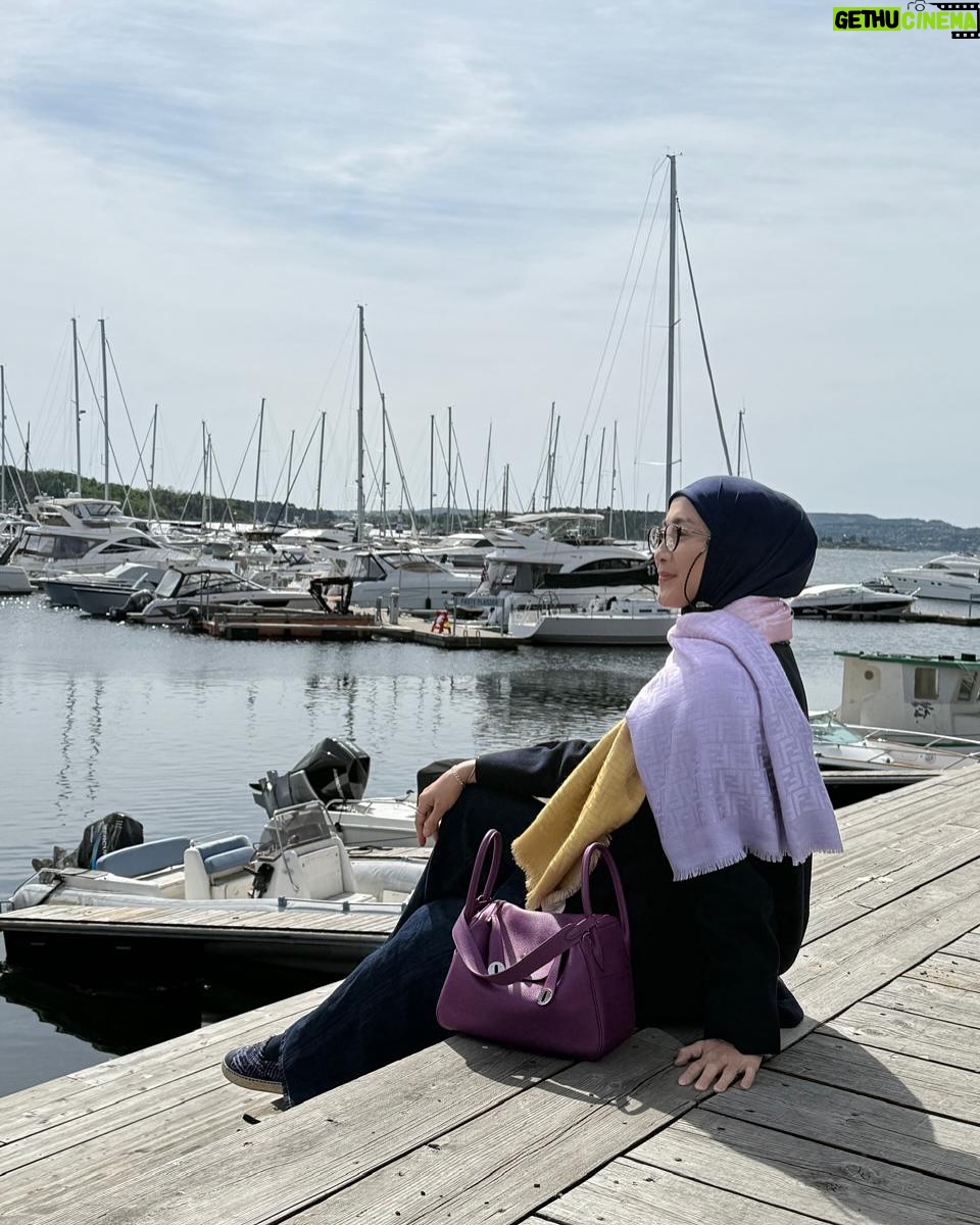 Desy Ratnasari - 11.4K Likes - biasa sendiri, atau….sendiri biasa aja ya….hahaha….yg penting tenang hati😎