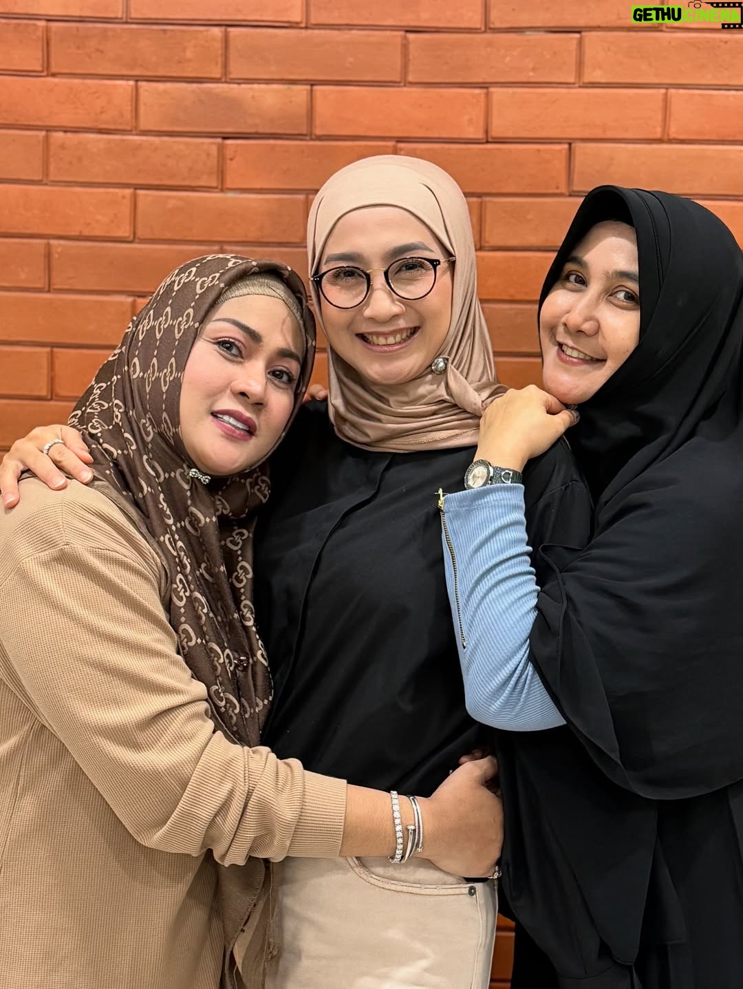 Desy Ratnasari - 4.7K Likes - silaturahim…..happy….Alhamdulillah….💙