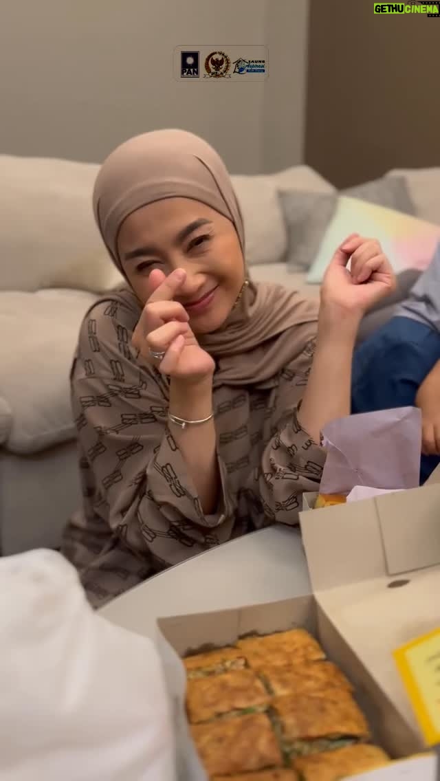 Desy Ratnasari - 5.1K Likes - Sangat menyenangkan berkumpul dan makan enak setidaknya sekali sehari. Itulah kehidupan manusia dan menikmati sesuatu.Siapa nih yang suka favorit martabak james di sukabumi ada yang sama ga sama Teh Desy 
#kuliner #sukabumi #desyratnasari #desyratnasariterdepan #sukabumiexplore