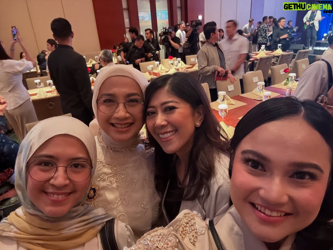 Desy Ratnasari - 3.5K Likes - cerita hidup Bu Menteri @meutya_hafid yang menjadi inspirasi film Lyora….perjuangan perempuan menjemput takdir Allah untuk menerima amanah buah hati tercinta💙
