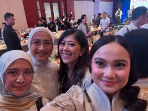 Desy Ratnasari Instagram - cerita hidup Bu Menteri @meutya_hafid yang menjadi inspirasi film Lyora….perjuangan perempuan menjemput takdir Allah untuk menerima amanah buah hati tercinta💙