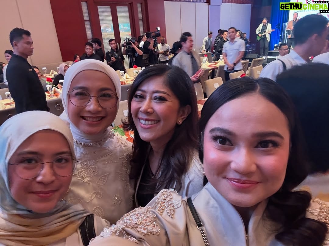 Desy Ratnasari - 3.5K Likes - cerita hidup Bu Menteri @meutya_hafid yang menjadi inspirasi film Lyora….perjuangan perempuan menjemput takdir Allah untuk menerima amanah buah hati tercinta💙