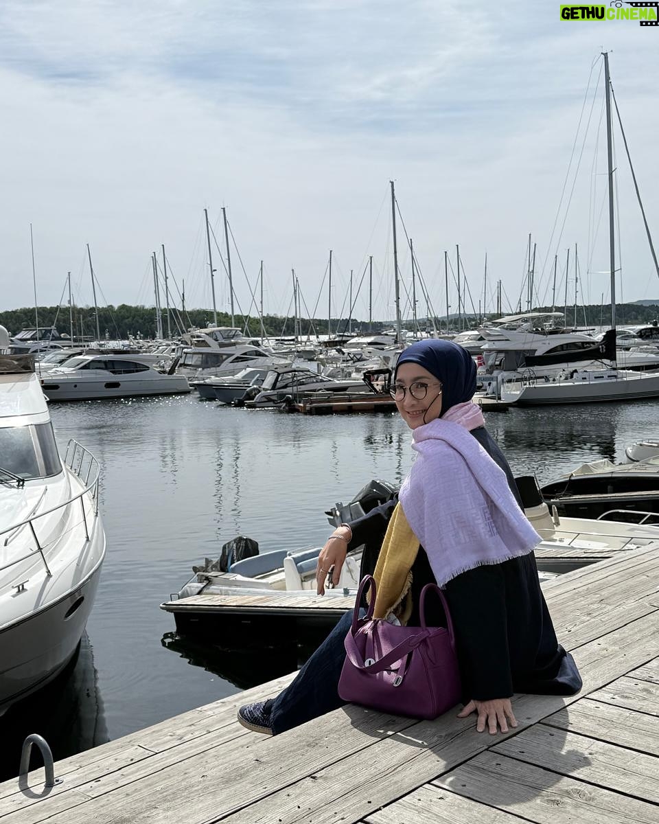 Desy Ratnasari - 11.4K Likes - biasa sendiri, atau….sendiri biasa aja ya….hahaha….yg penting tenang hati😎