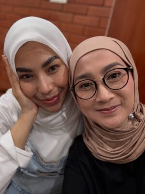 Desy Ratnasari Instagram - silaturahim…..happy….Alhamdulillah….💙