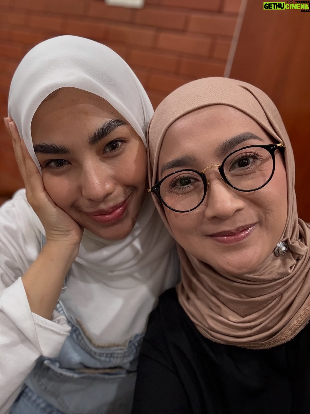 Desy Ratnasari - 4.7K Likes - silaturahim…..happy….Alhamdulillah….💙