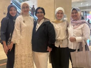 Desy Ratnasari Instagram - cerita hidup Bu Menteri @meutya_hafid yang menjadi inspirasi film Lyora….perjuangan perempuan menjemput takdir Allah untuk menerima amanah buah hati tercinta💙