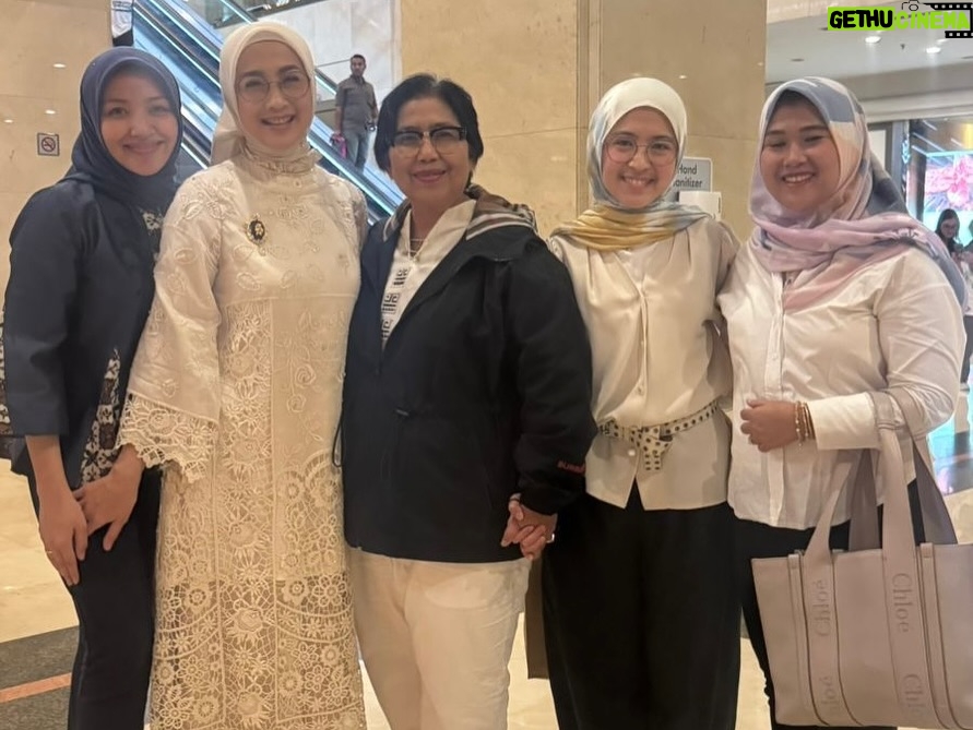 Desy Ratnasari - 3.5K Likes - cerita hidup Bu Menteri @meutya_hafid yang menjadi inspirasi film Lyora….perjuangan perempuan menjemput takdir Allah untuk menerima amanah buah hati tercinta💙