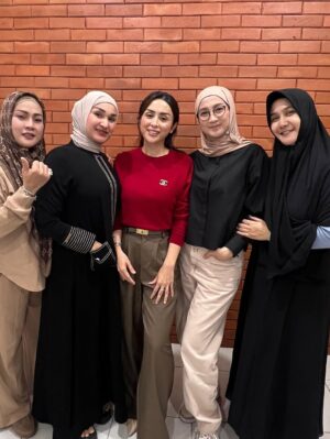 Desy Ratnasari Instagram - silaturahim…..happy….Alhamdulillah….💙