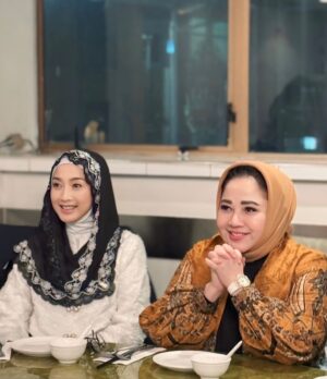 Desy Ratnasari Instagram - we’re women….✊🏻💐💙
