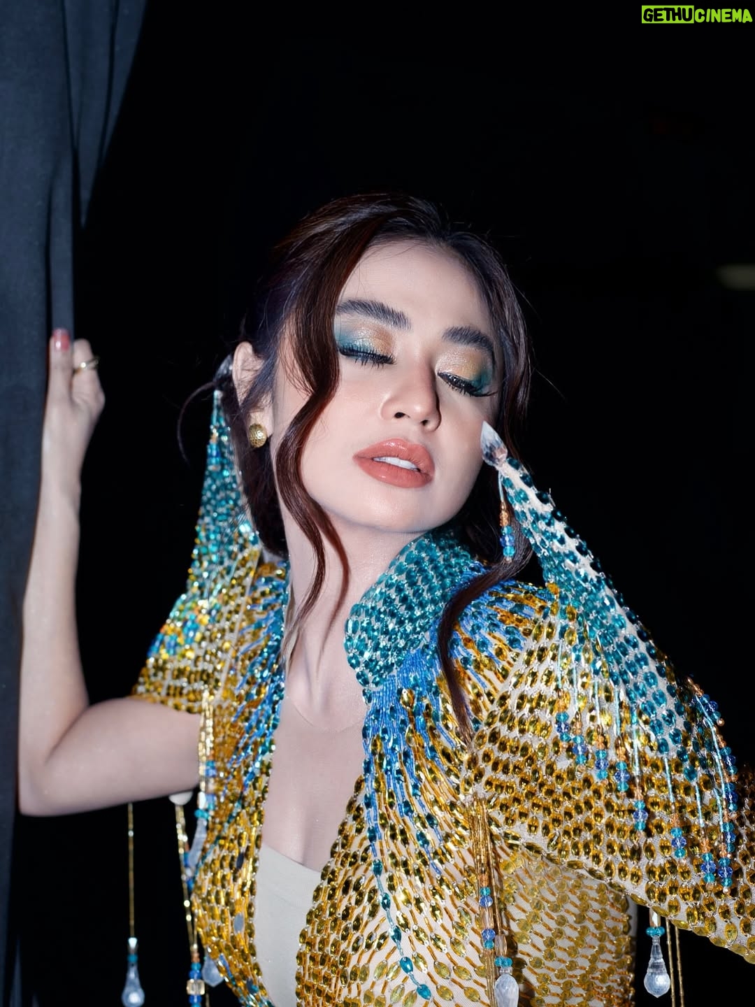Dewi Perssik - 21K Likes - Build my own castle 👑

Top 22 Group 5  DA  Result 

Make Up By @oaby.abdullah 
Hair Do By @atar_alyinsky_siad 
Photo By @afiq_hadley 
Dress By @herrynadjaya 
Styling By @nisasyamofficial @nisasyammm 
Manager @fanniewidya 
Assistant @hann_fitri 
Team @herry_wahjad