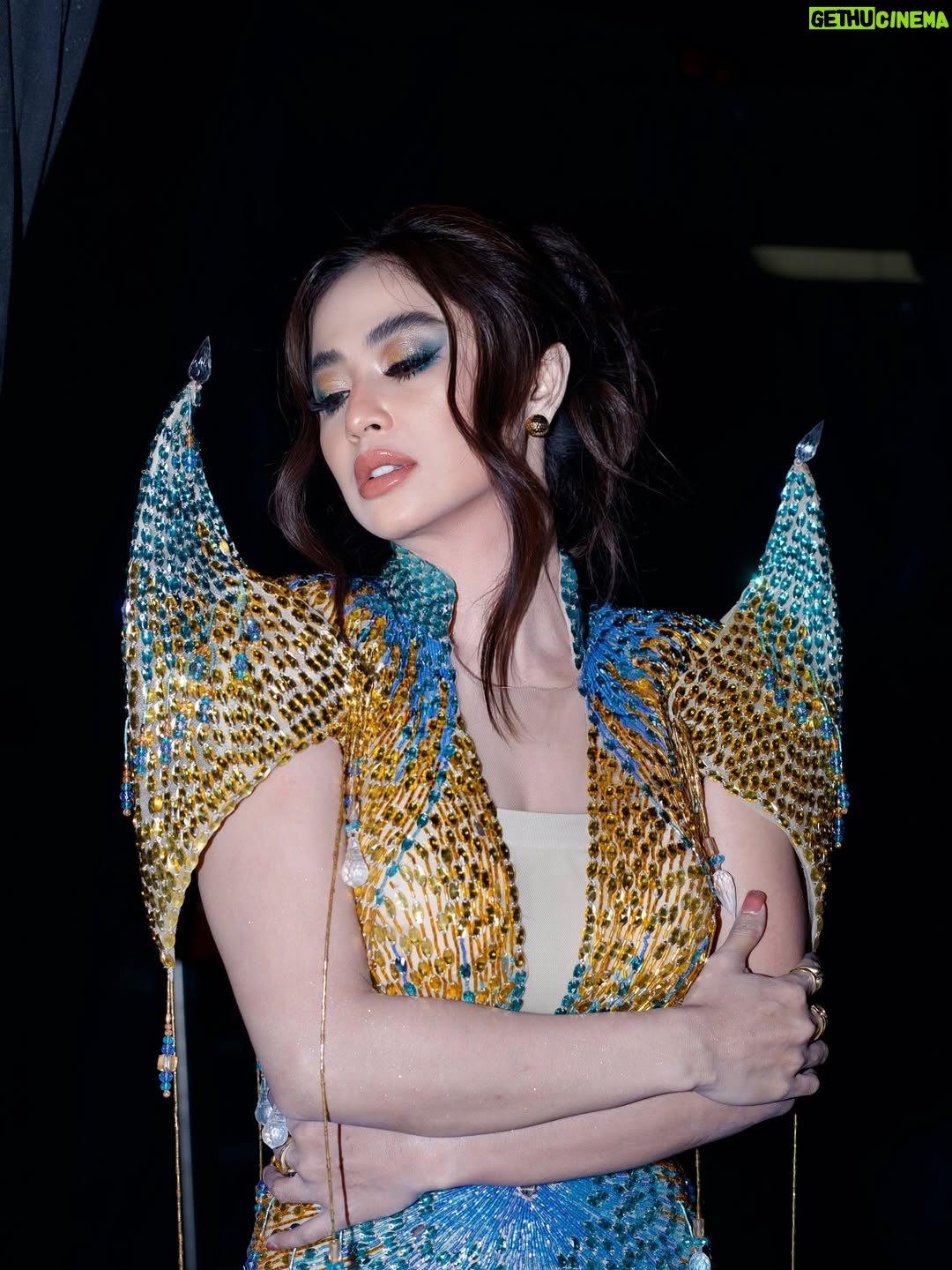Dewi Perssik - 21K Likes - Build my own castle 👑

Top 22 Group 5  DA  Result 

Make Up By @oaby.abdullah 
Hair Do By @atar_alyinsky_siad 
Photo By @afiq_hadley 
Dress By @herrynadjaya 
Styling By @nisasyamofficial @nisasyammm 
Manager @fanniewidya 
Assistant @hann_fitri 
Team @herry_wahjad