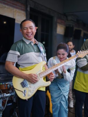Dewi Perssik Instagram - Trimakasih Bapak JENDERAL AGUS SUBIYANTO,S.E.,M.S.i., masyaallah.. alhamdulillah.. smoga Allah beri sehat dan selalu dalam lindungan Allah SWT. 🙏😇.
#TNI #dewiperssik
