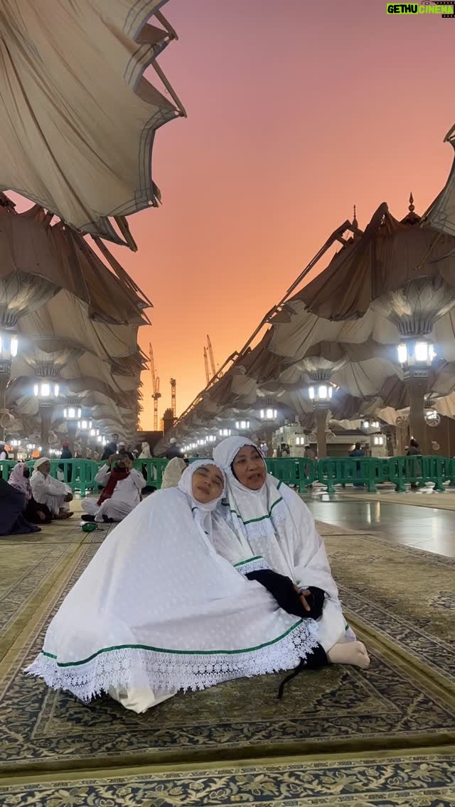 Dewi Perssik - 16.7K Likes - صَلَّى اللهُ عَلَى مُحَمَّد
Shallallahu ‘ala Muhammadin
Semoga Allah memberikan rahmat-Nya kepada Nabi Muhammad”. 

اَللَّهُمَّ صَلِّ عَلٰى سَيِّدِنَا مُحَمَّدٍ وَعَلٰى اٰلِ سَيِّدِنَا مُحَمَّدٍ وَسَلِّمُوا تَسْلِيمًا
Allahumma shalli ‘ala sayyidina muhammad wa alaa aali sayyidinaa muhammad wasallim tasliima.

Ya Allah limpahkanlah kesejahteraan dan keselamatan atas Nabi Muhammad dan keluarganya”.

#rindubaitullah