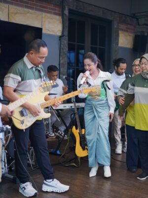 Dewi Perssik Instagram - Trimakasih Bapak JENDERAL AGUS SUBIYANTO,S.E.,M.S.i., masyaallah.. alhamdulillah.. smoga Allah beri sehat dan selalu dalam lindungan Allah SWT. 🙏😇.
#TNI #dewiperssik