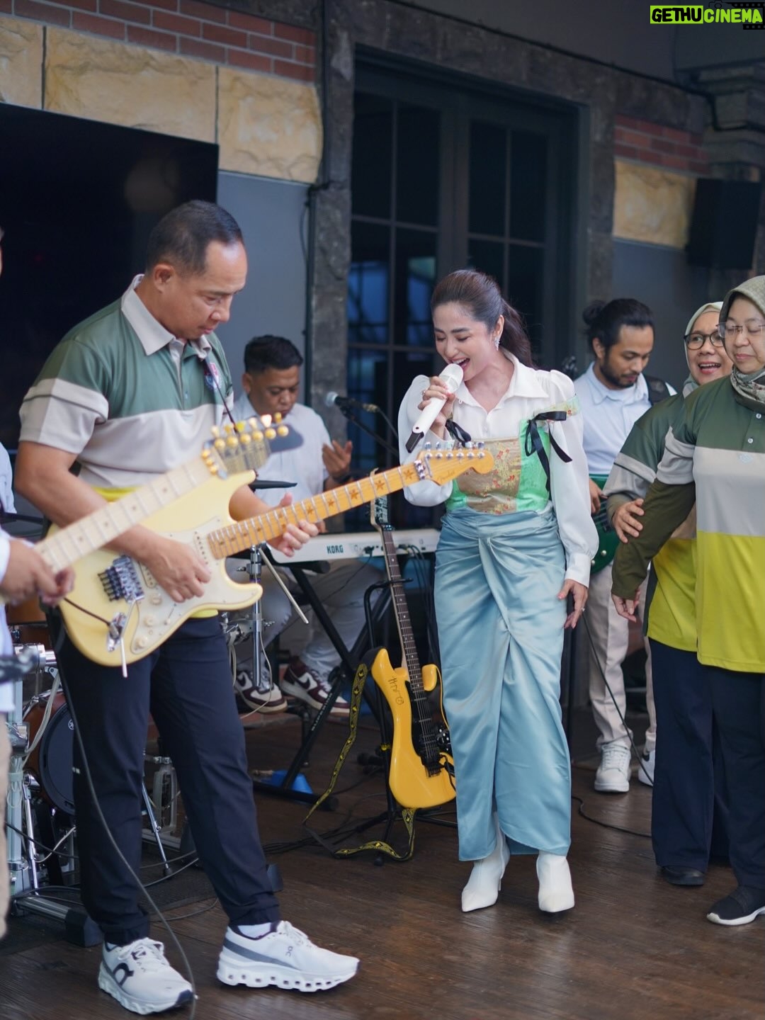 Dewi Perssik - 14.8K Likes - Trimakasih Bapak JENDERAL AGUS SUBIYANTO,S.E.,M.S.i., masyaallah.. alhamdulillah.. smoga Allah beri sehat dan selalu dalam lindungan Allah SWT. 🙏😇. 

#TNI #dewiperssik