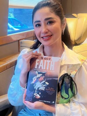 Dewi Perssik Instagram - Trimakasih Bapak JENDERAL AGUS SUBIYANTO,S.E.,M.S.i., masyaallah.. alhamdulillah.. smoga Allah beri sehat dan selalu dalam lindungan Allah SWT. 🙏😇.
#TNI #dewiperssik