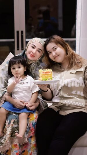 Dewi Perssik Instagram - Barokah umur ya sayang.. Allah kasih kebahagiaan buat km dan suami sekeluarga ya sayang dunia akherat amin yarobbal alamin..šā¤ļø.
#sedehanaituindah
