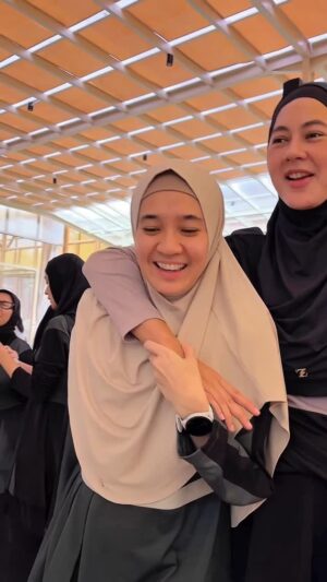 Dhini Aminarti Instagram - Keseruan bareng cewe2
Makan - olahraga - berbincang (ga gosip ya) 🤗
Makaaaasiii de @shireensungkar
Sukses terus @zsactive @zaskiasungkar15
