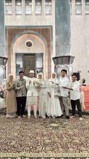 Dhini Aminarti Instagram - Congratulations arbani @arbaniyasiz raissa @raissarmdhn
بَارَكَ اللهُ لَكَ وَبَارَكَ عَلَيْكَ وَجَمَعَ بَيْنَكُمَا فِى خَيْرٍ
Semoga Allah memberikan berkah untukmu, semoga Allah memberi berkah padamu dan menghimpun kalian berdua (sebagai suami istri) dalam kebaikan