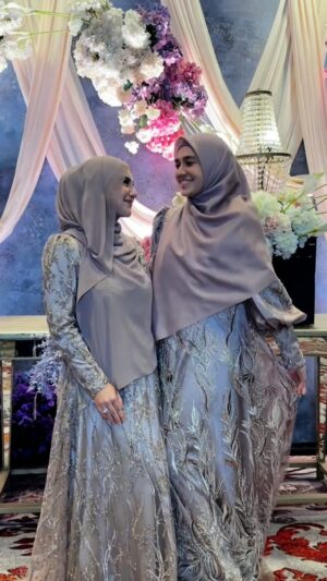 Dhini Aminarti Instagram - Ahirnyaaaa 😍 sempurna agamanya
Semoga jadi keluarga sakinah, mawaddah, warrahmah
Pernikahan ibadah terlama dalam hidup
Tapi yang paling penting adalah belajar, karna ibadah terlama sebenernya itu, belajar!
Happy selalu ya @clarashintareal @i_am_lxa
Jagain amira ya bang
👗 aku sm ibell dari @redberrywedding @erniaredberry