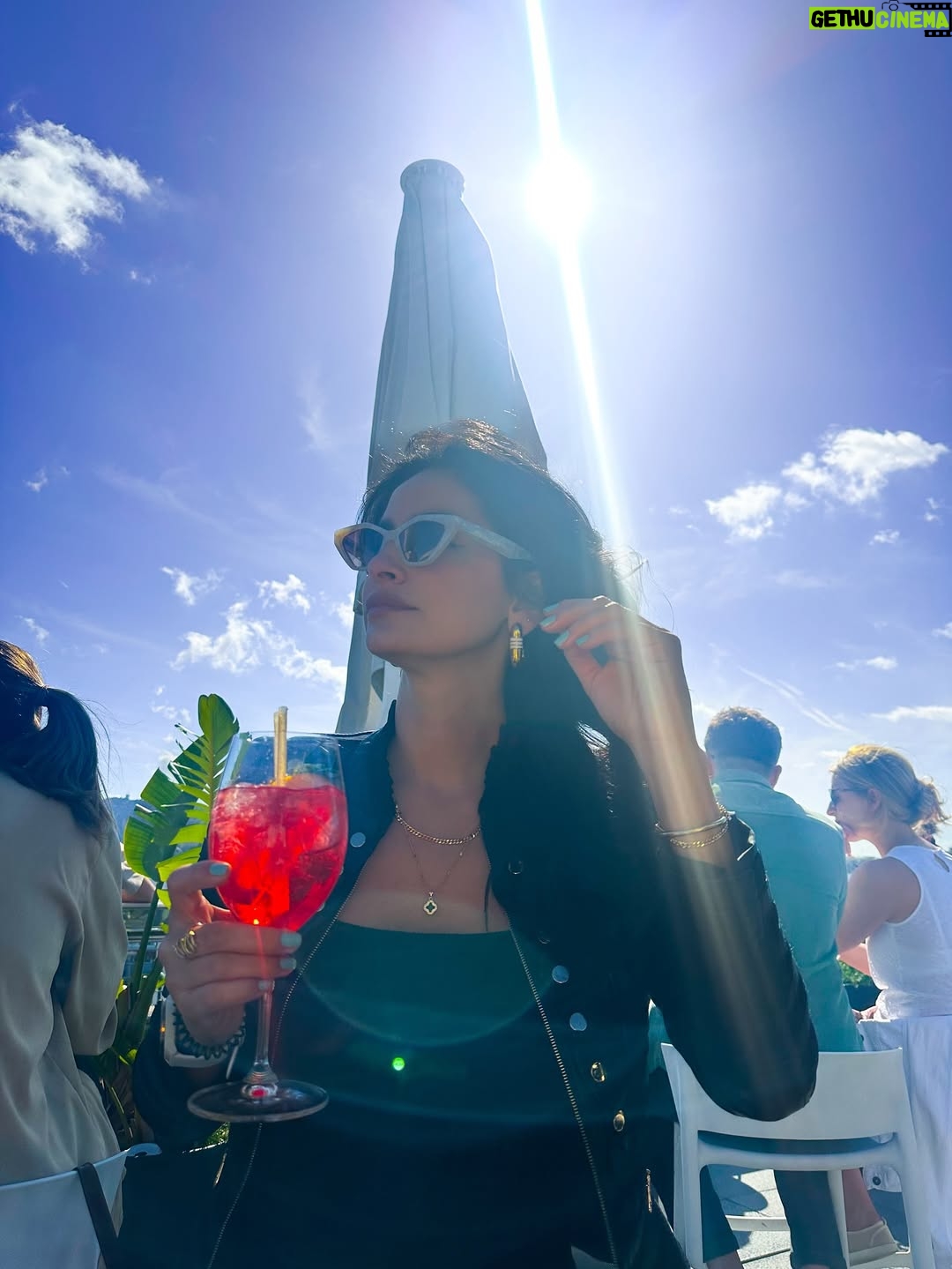 Diana Hoyos - 10.1K Likes - Sonríe !!!! Sonríe sin miedo!!! Sonríe a carcajadas!!! 
Feliz noche y que mañana sea un gran día !