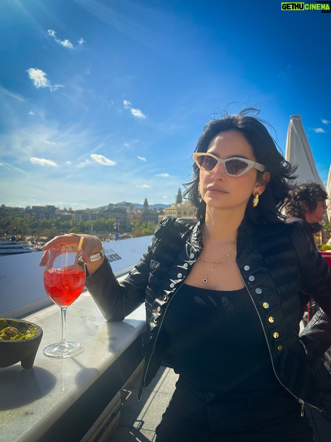 Diana Hoyos - 10.1K Likes - Sonríe !!!! Sonríe sin miedo!!! Sonríe a carcajadas!!! 
Feliz noche y que mañana sea un gran día !