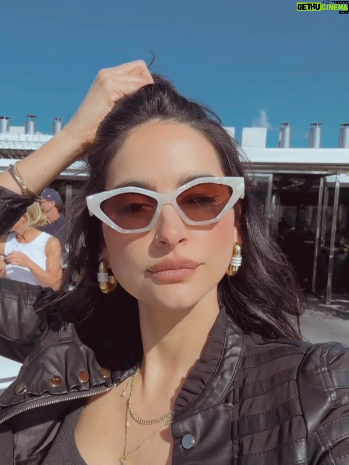 Diana Hoyos - 10.1K Likes - Sonríe !!!! Sonríe sin miedo!!! Sonríe a carcajadas!!! 
Feliz noche y que mañana sea un gran día !
