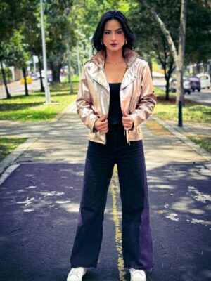 Diana Hoyos Instagram - Nuevos caminos !! ✨
Feliz martes y besos para todos
Gracias por mi regalo 🧥@duckyblackbrand una marca y diseño Colombiano !!💕✨