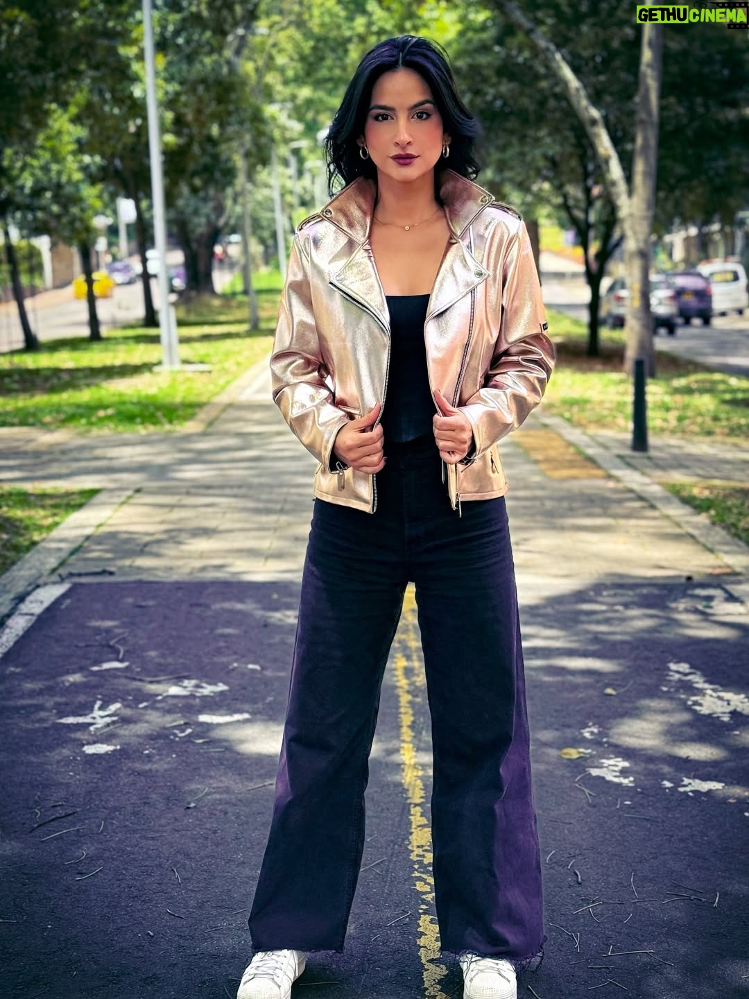 Diana Hoyos - 12.6K Likes - Nuevos caminos !! ✨
Feliz martes y besos para todos 
Gracias por mi regalo 🧥@duckyblackbrand una marca y diseño Colombiano !!💕✨