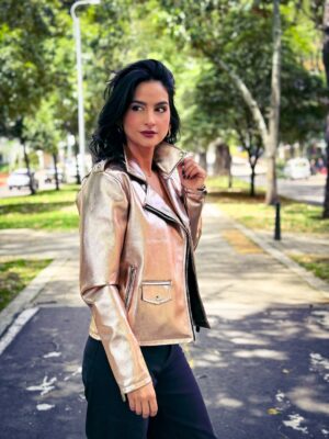 Diana Hoyos Instagram - Nuevos caminos !! ✨
Feliz martes y besos para todos
Gracias por mi regalo 🧥@duckyblackbrand una marca y diseño Colombiano !!💕✨