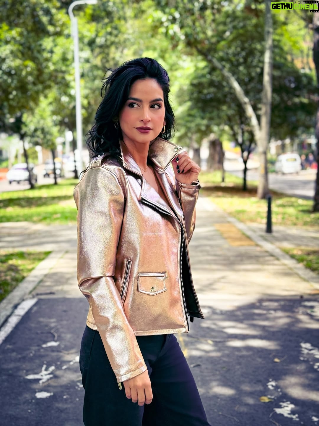 Diana Hoyos - 12.6K Likes - Nuevos caminos !! ✨
Feliz martes y besos para todos 
Gracias por mi regalo 🧥@duckyblackbrand una marca y diseño Colombiano !!💕✨