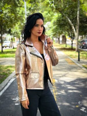 Diana Hoyos Instagram - Nuevos caminos !! ✨
Feliz martes y besos para todos
Gracias por mi regalo 🧥@duckyblackbrand una marca y diseño Colombiano !!💕✨