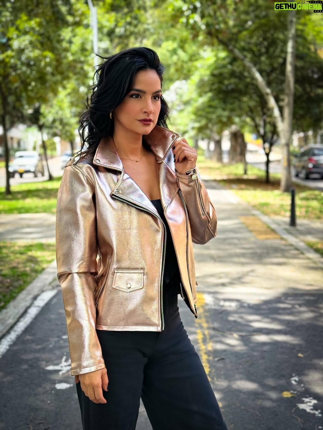 Diana Hoyos - 12.6K Likes - Nuevos caminos !! ✨
Feliz martes y besos para todos 
Gracias por mi regalo 🧥@duckyblackbrand una marca y diseño Colombiano !!💕✨
