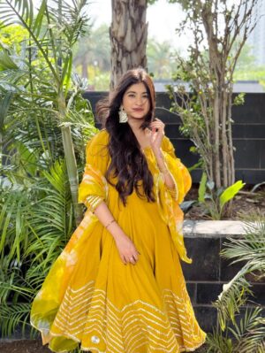 Diksha Bhatia Instagram - आँखें तेरी कितनी हसीन…💛🪷

Outfit from: @nykaafashion 

[ traditional , golden hour , anarkali , photo of the day , indian look , indian wear , hair goals ]

#explore #ethnicfashion #indianoutfit #indianstyle #desiaesthetic #sunsetgram #outdoorshoot #bollywood