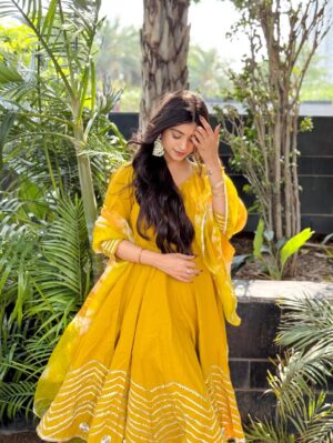 Diksha Bhatia Instagram - आँखें तेरी कितनी हसीन…💛🪷

Outfit from: @nykaafashion 

[ traditional , golden hour , anarkali , photo of the day , indian look , indian wear , hair goals ]

#explore #ethnicfashion #indianoutfit #indianstyle #desiaesthetic #sunsetgram #outdoorshoot #bollywood