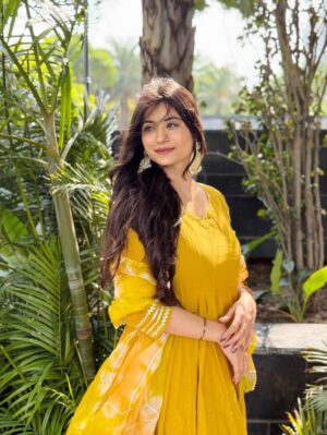 Diksha Bhatia Instagram - आँखें तेरी कितनी हसीन…💛🪷

Outfit from: @nykaafashion 

[ traditional , golden hour , anarkali , photo of the day , indian look , indian wear , hair goals ]

#explore #ethnicfashion #indianoutfit #indianstyle #desiaesthetic #sunsetgram #outdoorshoot #bollywood