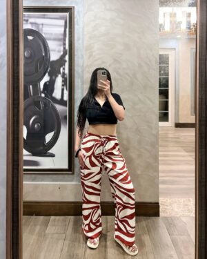 Diksha Bhatia Instagram - Pool day with chatpate songs and my chatpati girls🏊♀️👯♀️💗
Top & Pants- @hm
Swimsuit- @decathlonsportsindia
#explore #poolday #girlsdayout #bestfriends #pinklips #mirrorselfies #swimsuit #girlgang #photodump