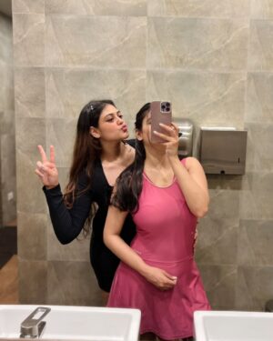 Diksha Bhatia Instagram - Pool day with chatpate songs and my chatpati girls🏊♀️👯♀️💗
Top & Pants- @hm
Swimsuit- @decathlonsportsindia
#explore #poolday #girlsdayout #bestfriends #pinklips #mirrorselfies #swimsuit #girlgang #photodump