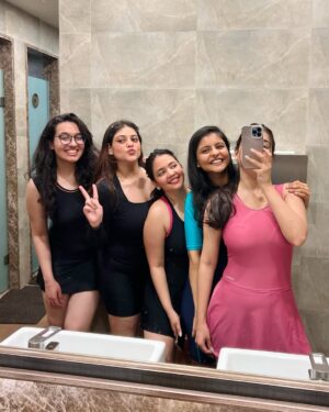Diksha Bhatia Instagram - Pool day with chatpate songs and my chatpati girls🏊♀️👯♀️💗
Top & Pants- @hm
Swimsuit- @decathlonsportsindia
#explore #poolday #girlsdayout #bestfriends #pinklips #mirrorselfies #swimsuit #girlgang #photodump